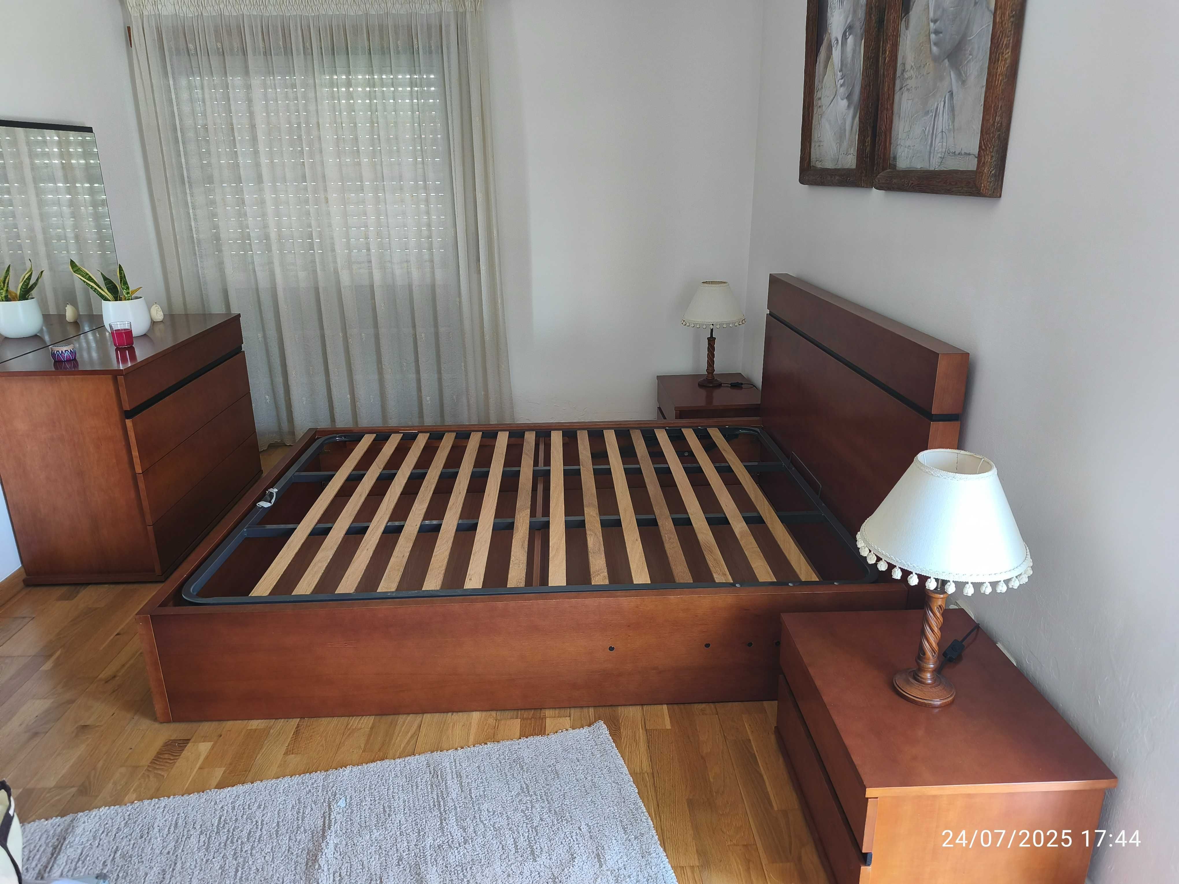 Cama elevatória em cerejeira + colchão + 2 mesas cabeceira