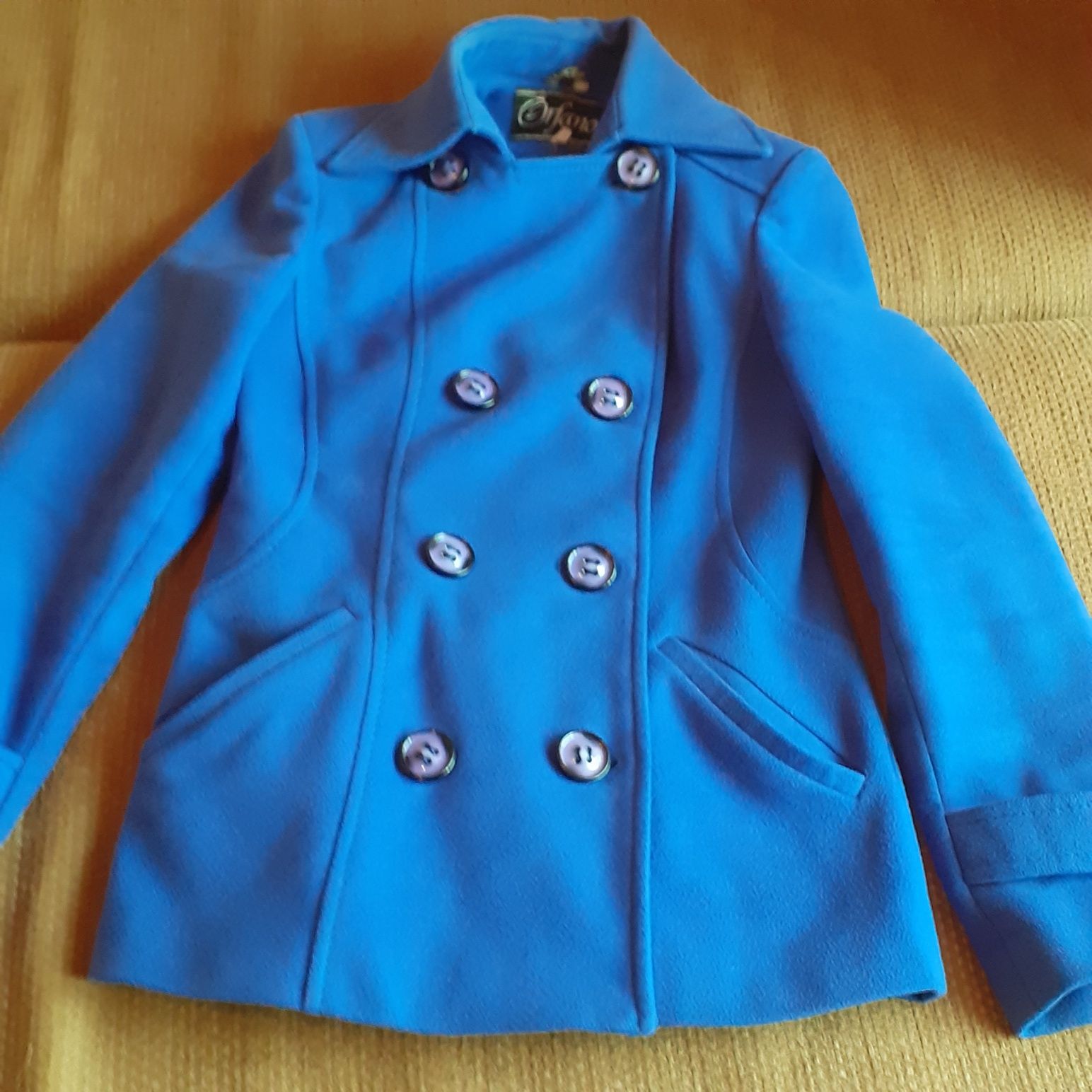 Пальто демисезонное, б/у 42 размер, цвет электрик, в хорошем состоянии
