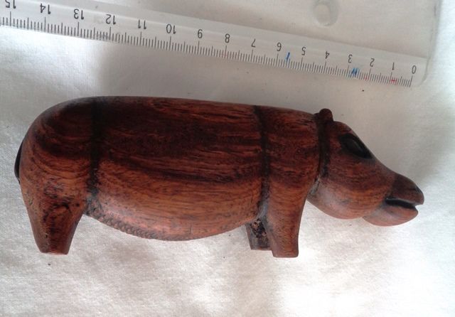 Hipopótamo esculpido em madeira maciça - Artesanato Africano