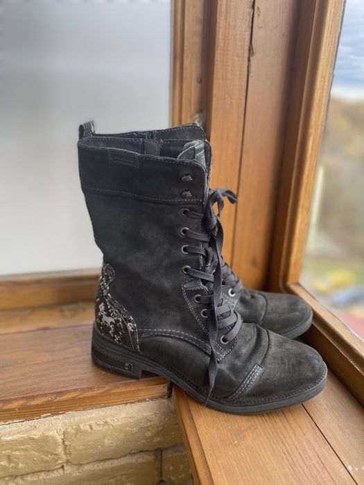 Чоботи Mustang з утепленням та зміїним принтом 39р.