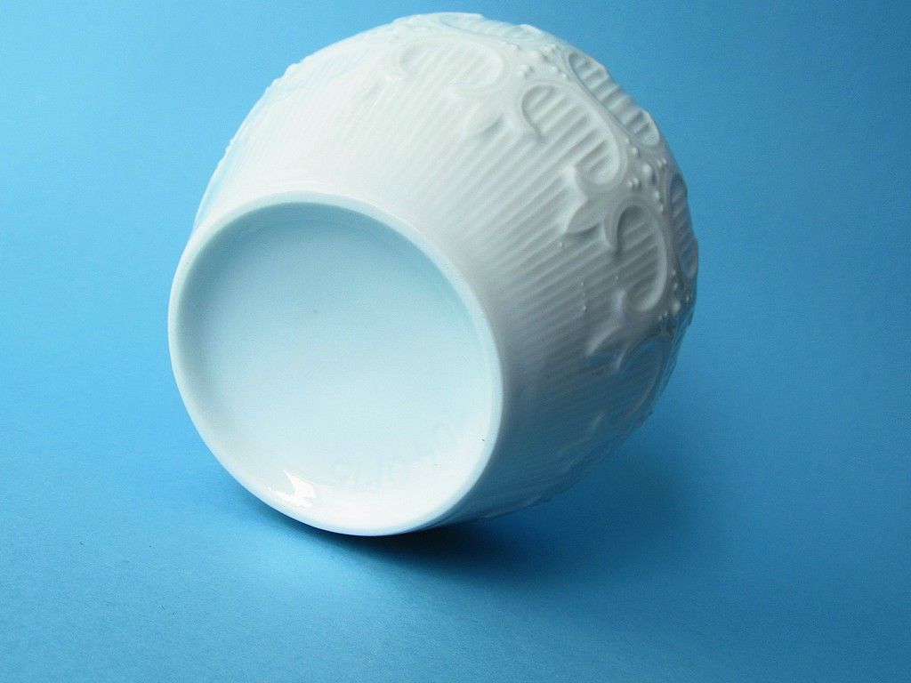 bogaty wypracowany biały wazon porcelanowy