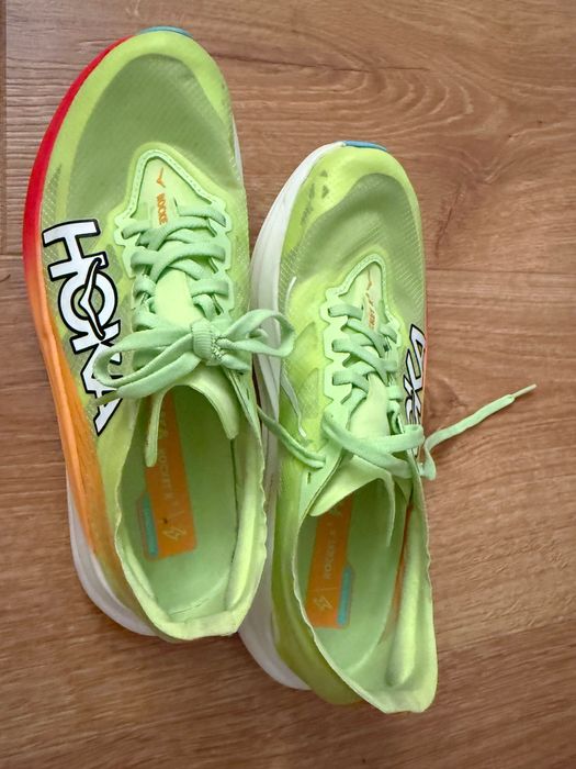 2 pares Hoka: HOKA Rocket X 2 e HOKA Skyward X Tamanho 42 (US 8.5)