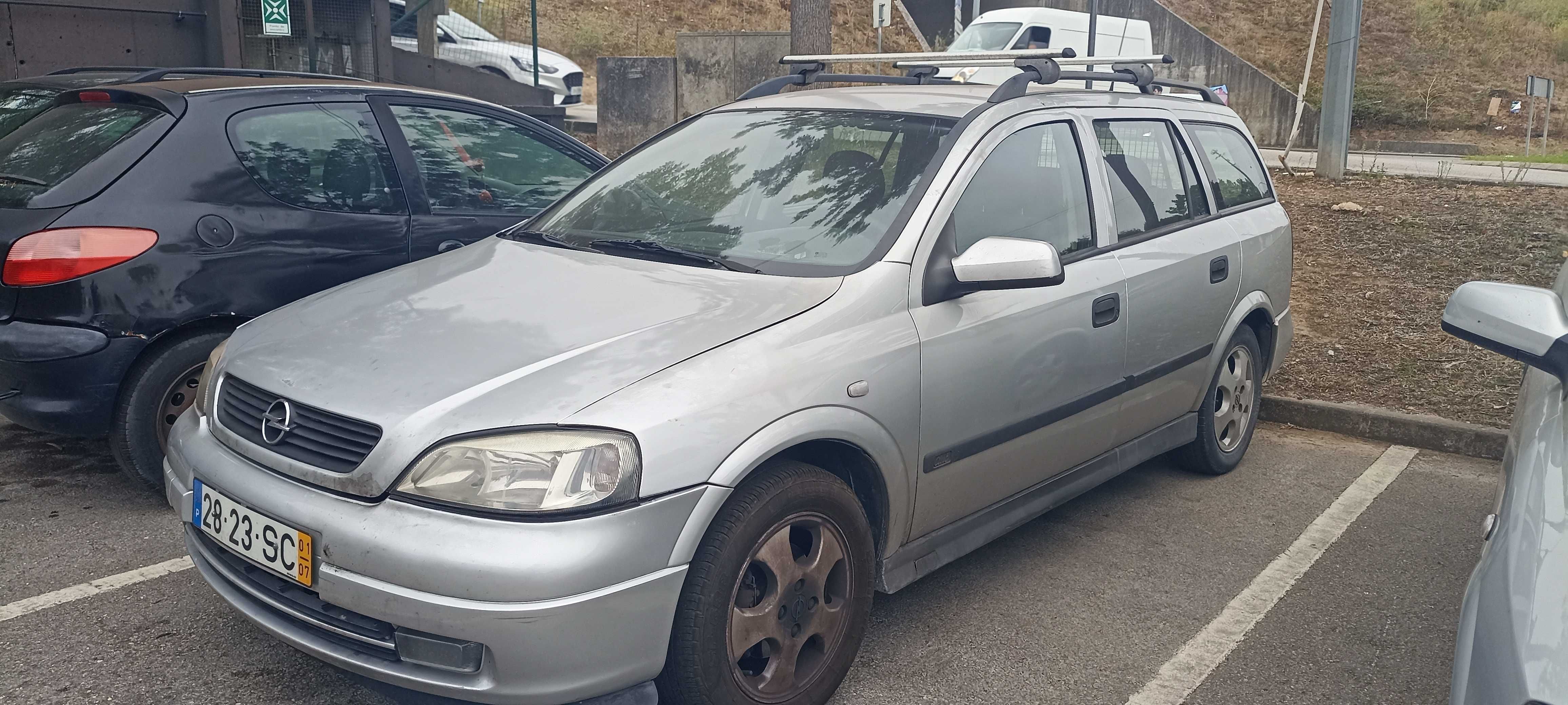 Opel Astra / motor parcialmente desmontado