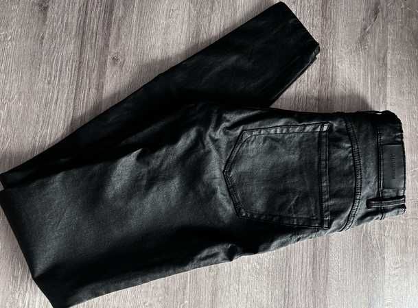 Spodnie rurki skinny czarne skórzane woskowane push up Stradivarius 36