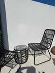 Conjunto de 2 cadeiras pretas e uma pequena mesa para terraço /varanda