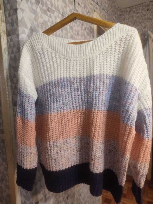 Продам женский свитер .