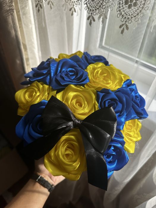 Композиція з атласних троянд)