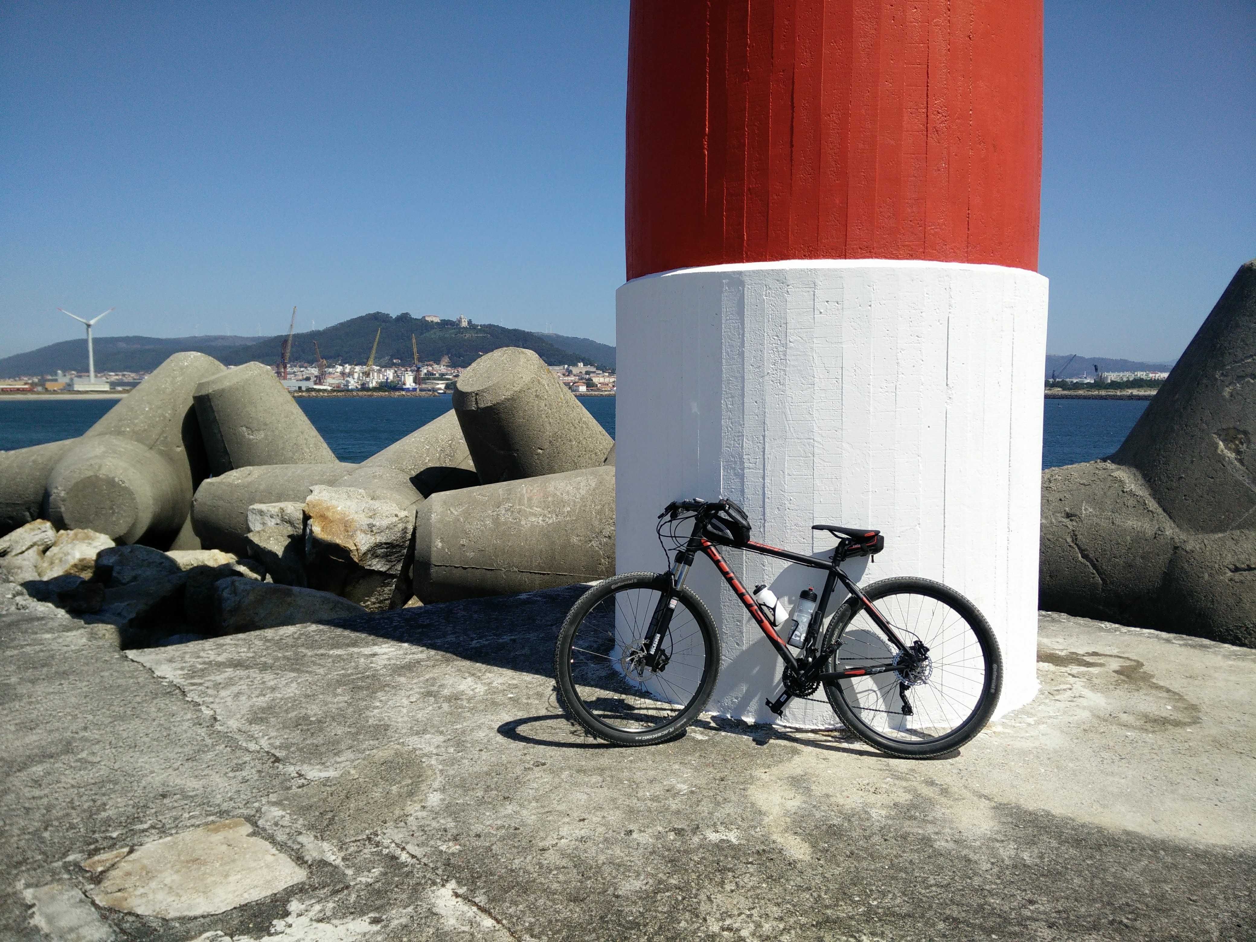 Bicicleta BTT Focus Rockshok XL - Como Nova com Acessórios