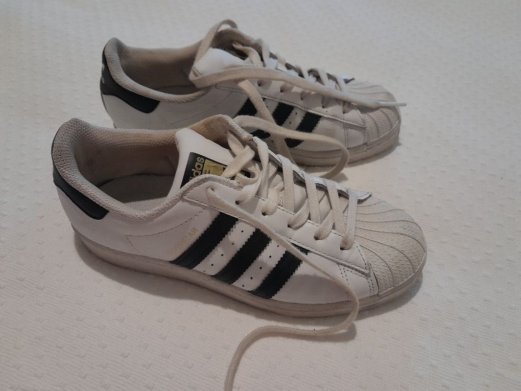 Tenis adidas - branco e preto