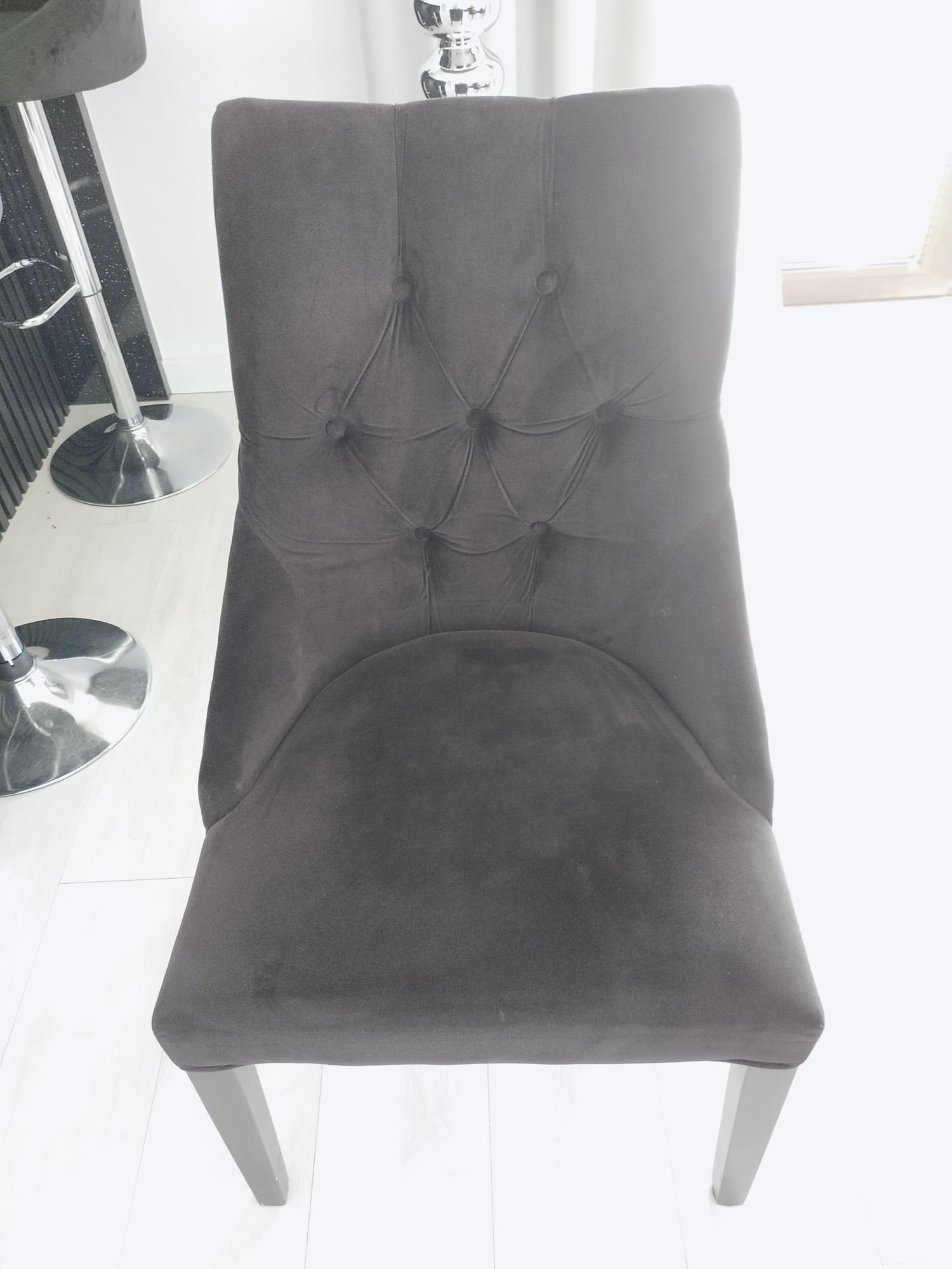 Krzesła zestaw czarne welur pinezki
