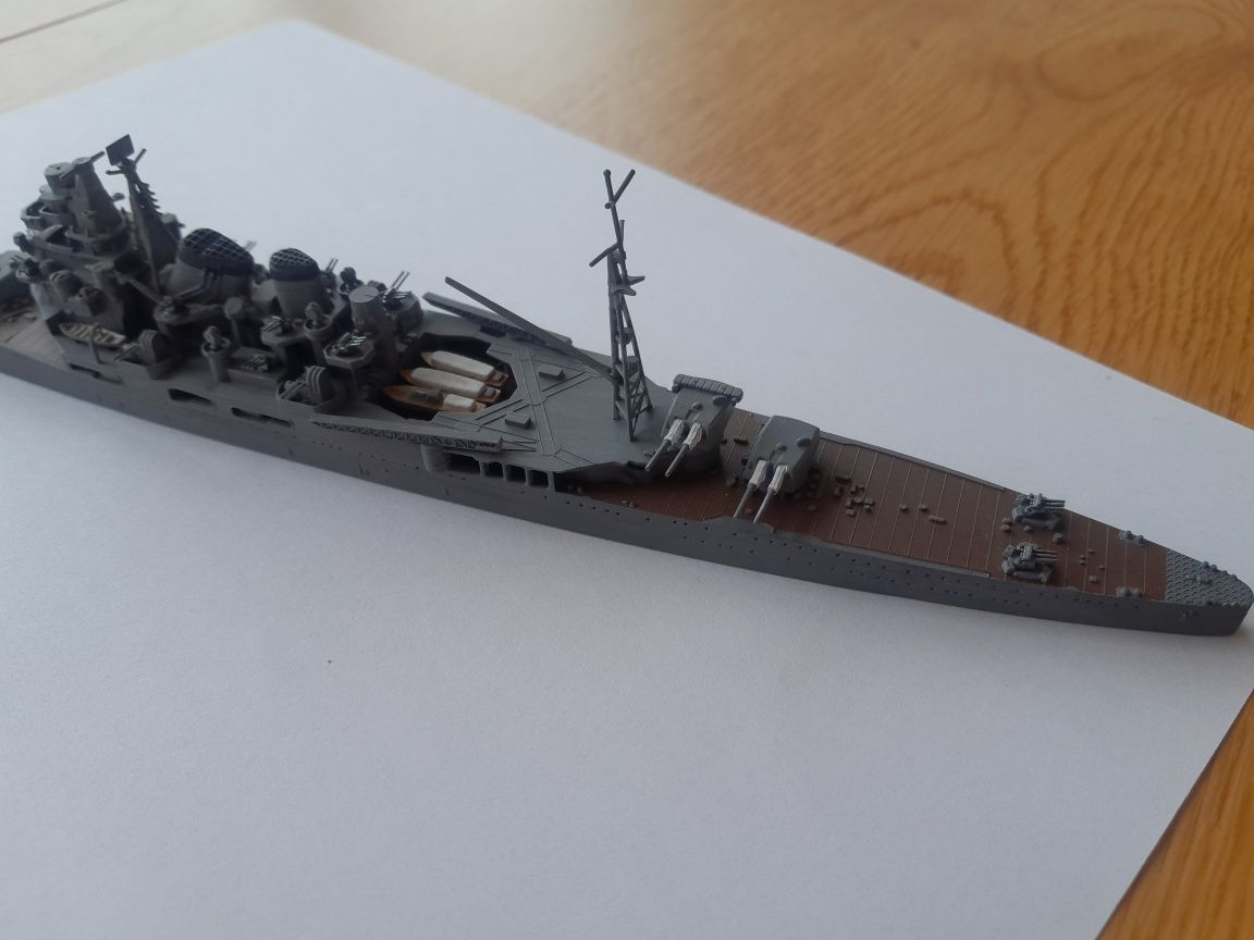 1/700 Model krążownika Takao - sklejony pomalowany