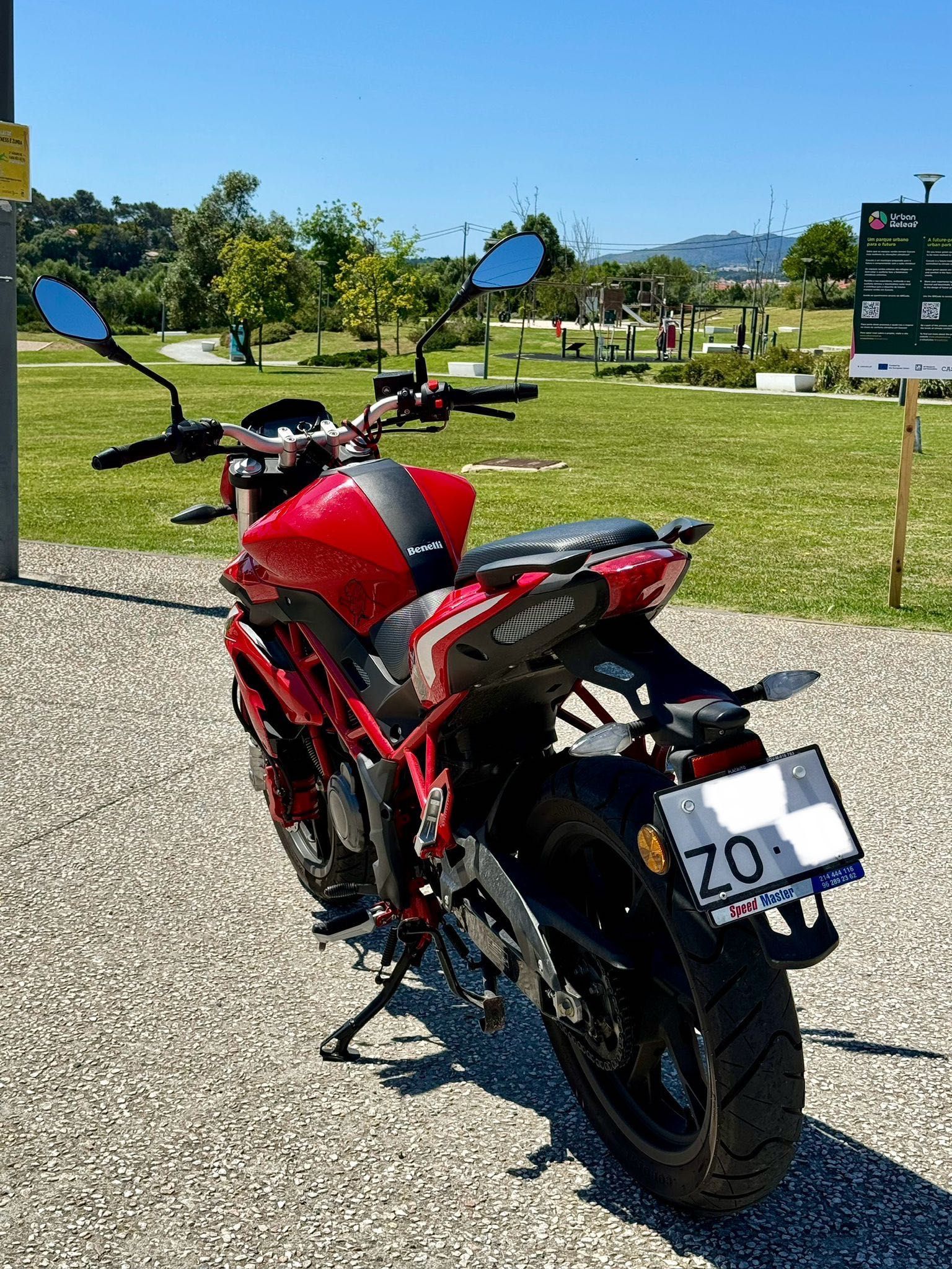 Benelli 125 vermelha