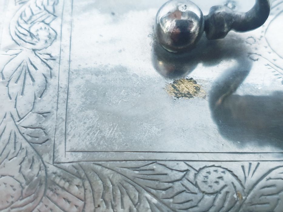 Fantastica antiga caixa / guarda joias com banho em prata