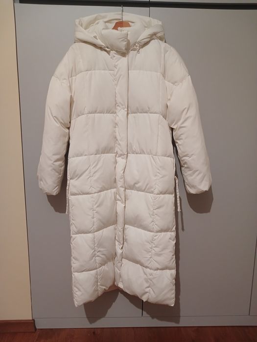 Куртка молочного кольору довга