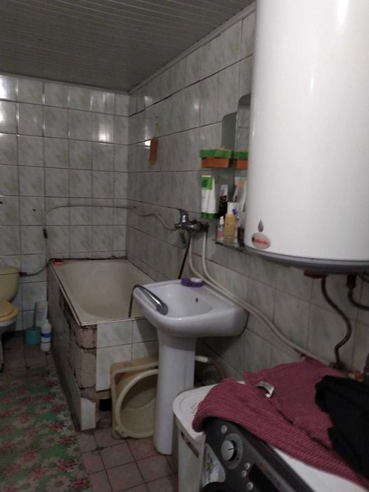 Частина цегляного будинку в затишному районі міста