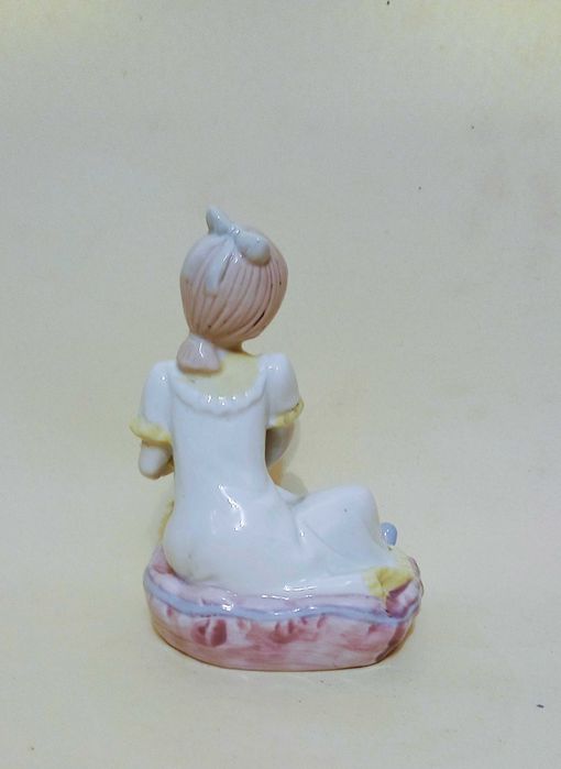 Figurka porcelanowa - dziewczynka z bukietem ANTYK