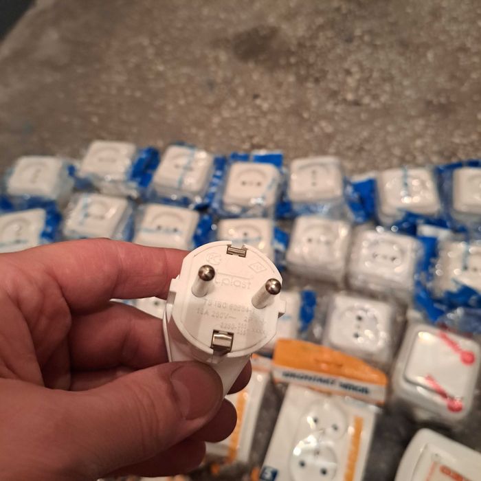 Gniazda elektryczne, wtyczki, wyłączniki. Zestaw.