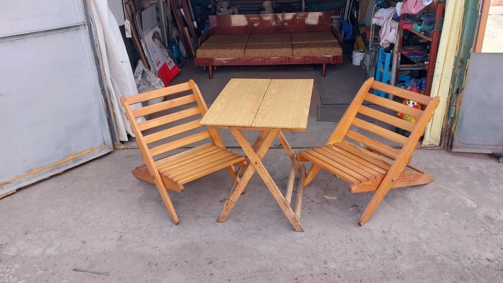 Два кресла и столик очень удобные для отдыха и наблюдать за звёздами