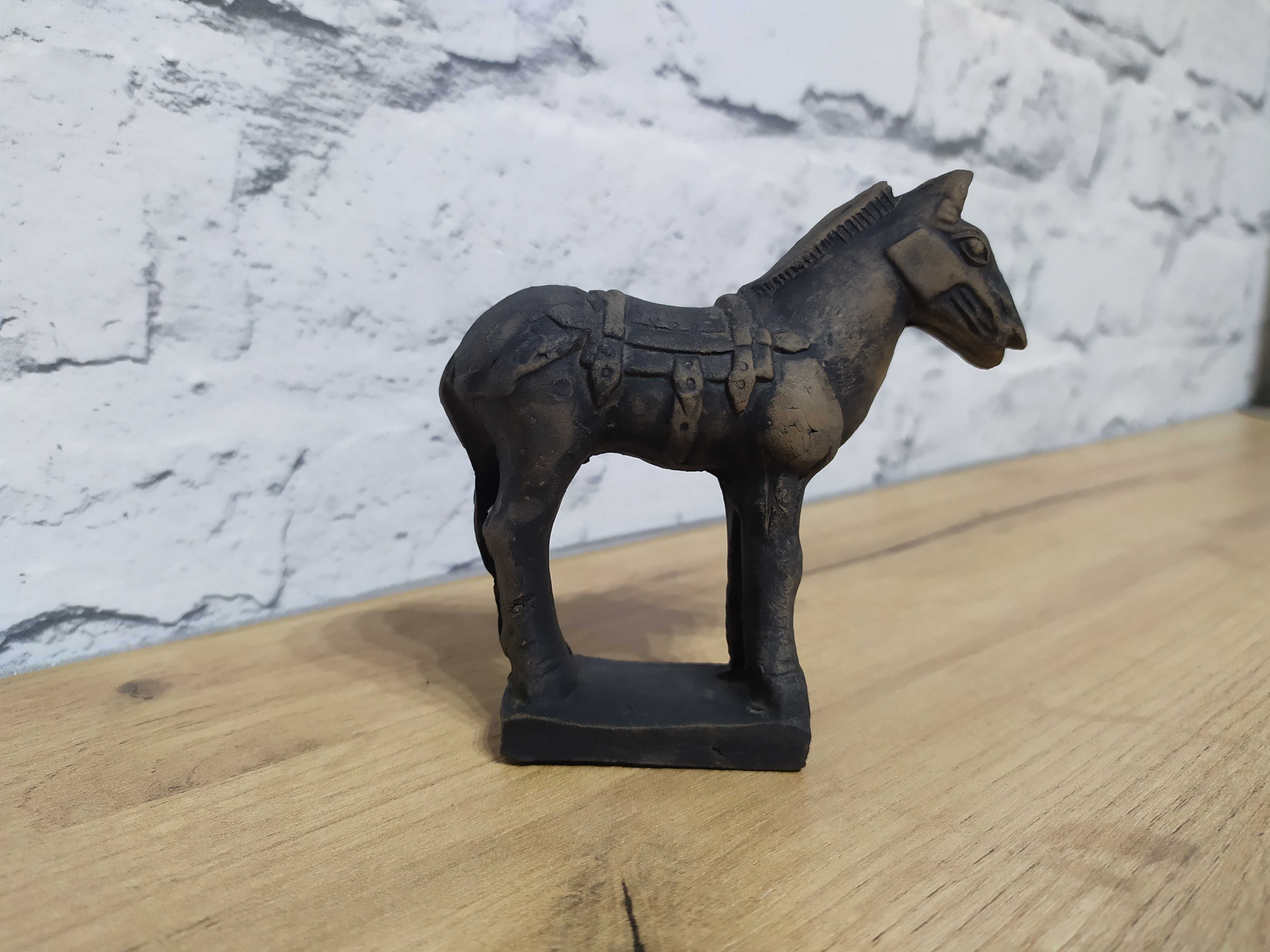 Ceramiczny konik kolekcjonerska figurka konia 10 cm na podstawie