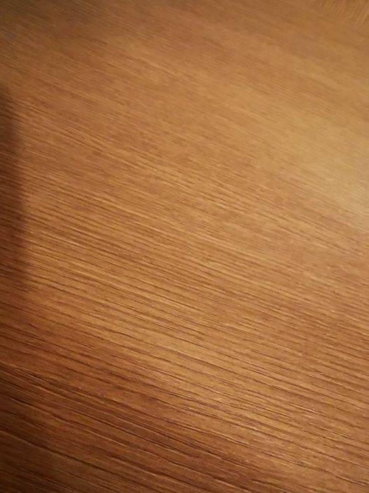 Narożny regał z półkami