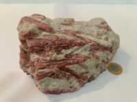 Naturalny kamień Czerwony Turmalin w formie surowych brył