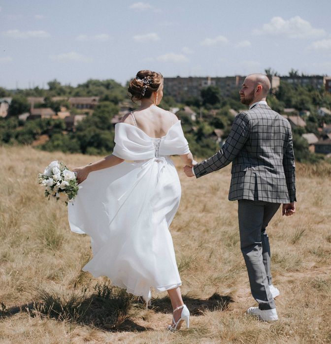 Весільна сукня міді