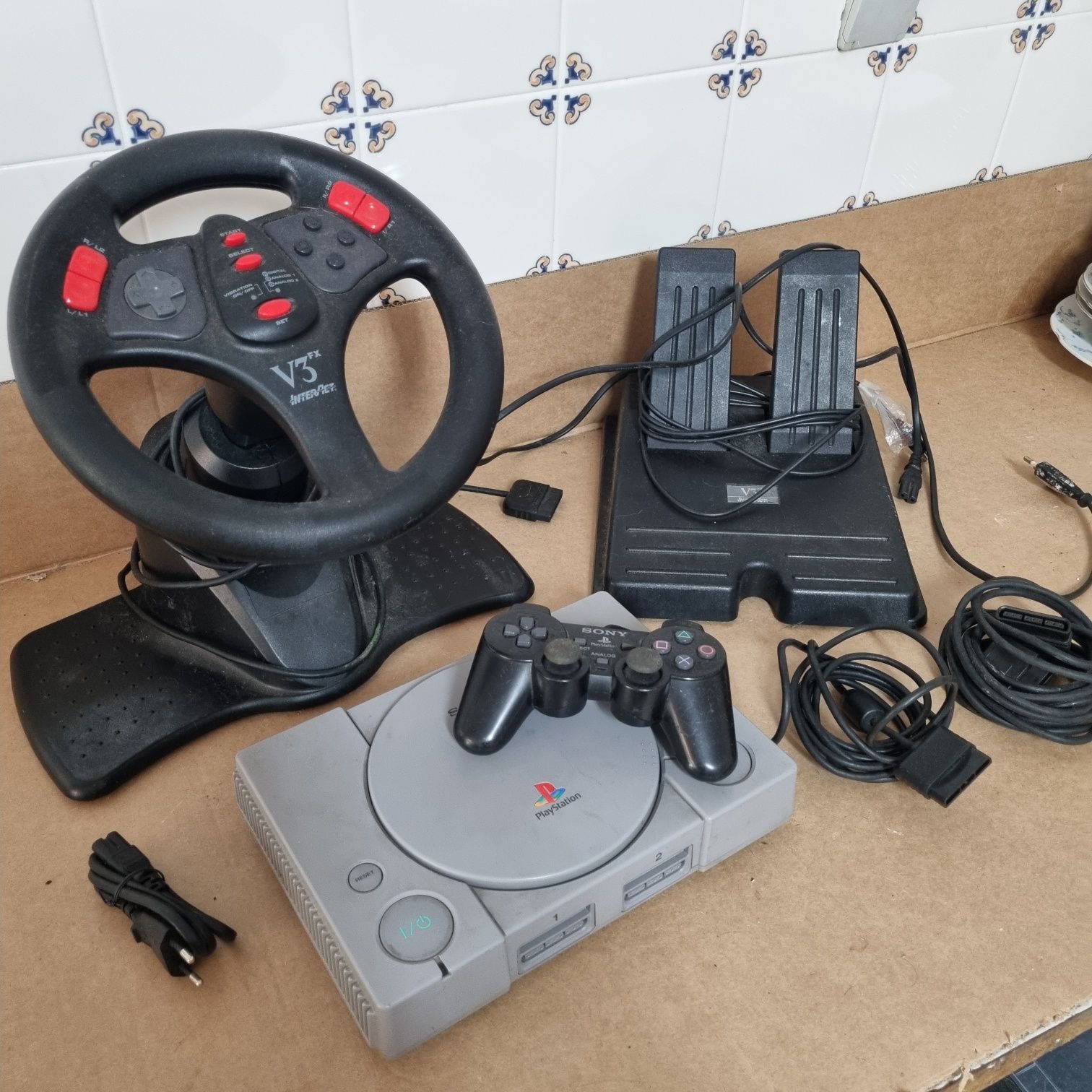 Playstation 1 com acessórios e comando