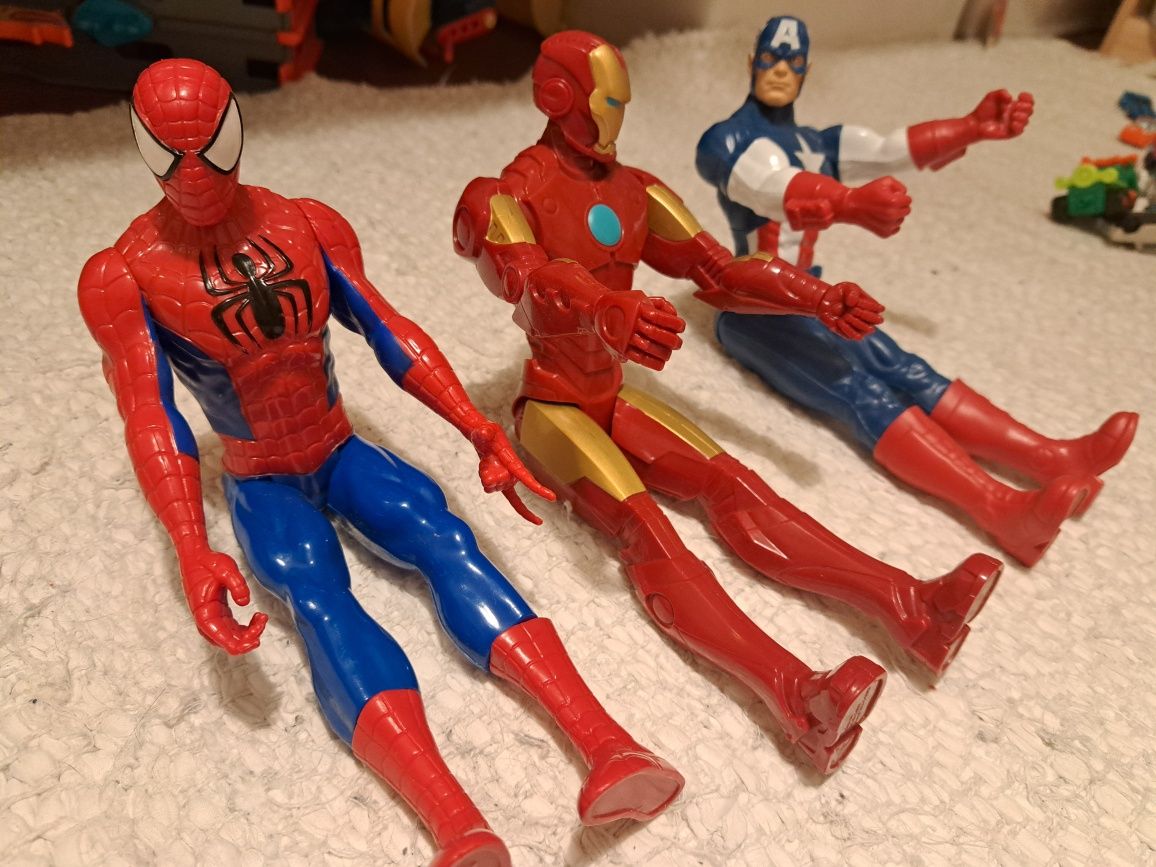 3 figuras super-heróis