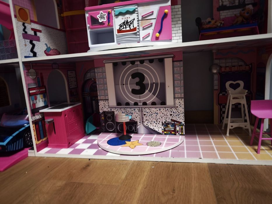 Domek LOL Suprise OMG ze zjeżdżalnią, windą i samochodem