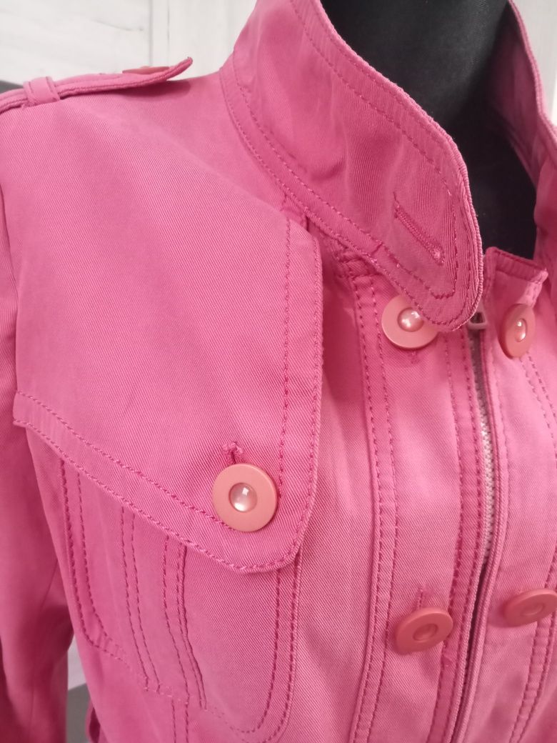 Płaszcz prochowiec trencz różowy klapy pagony S Chic & Jeune pasek