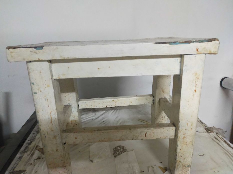 Drewniany taboret z czasów PRL