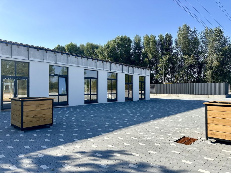 Приміщення під ваш бізнес. Вʼїзд в котеджне містечко.