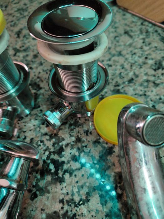 Set of 3 New Mixer Faucets and Valves64741249831041124