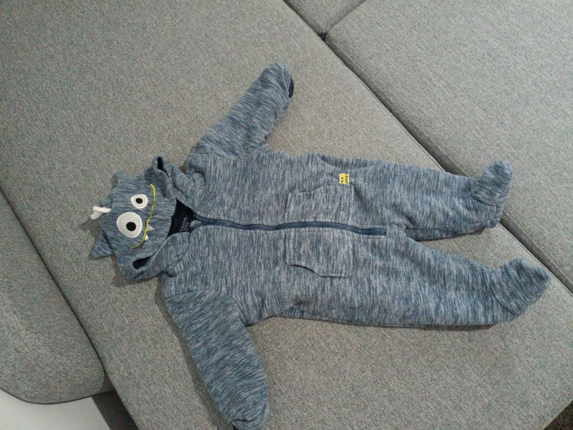 kombinezon dinozaur gruby polarowy firmy Primark rozmiar 68.