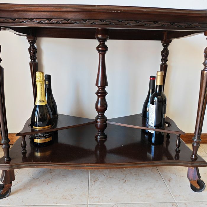 Mesa garrafeira com rodas
