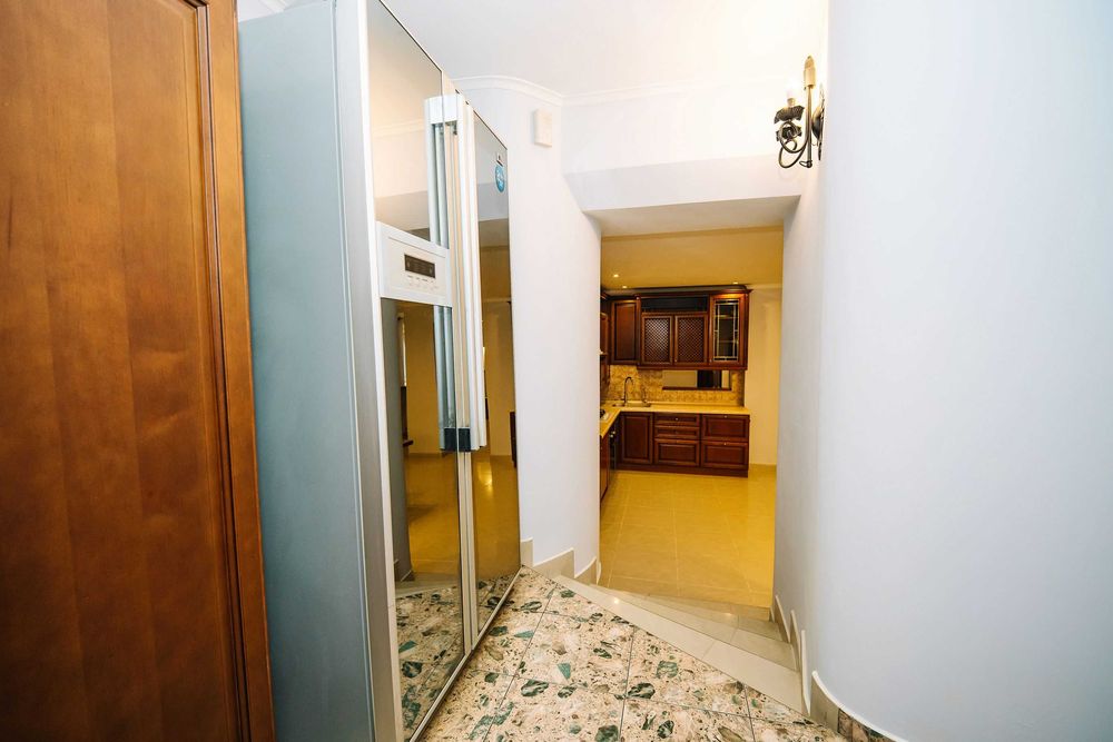 Простора дворівнева квартира в центрі!