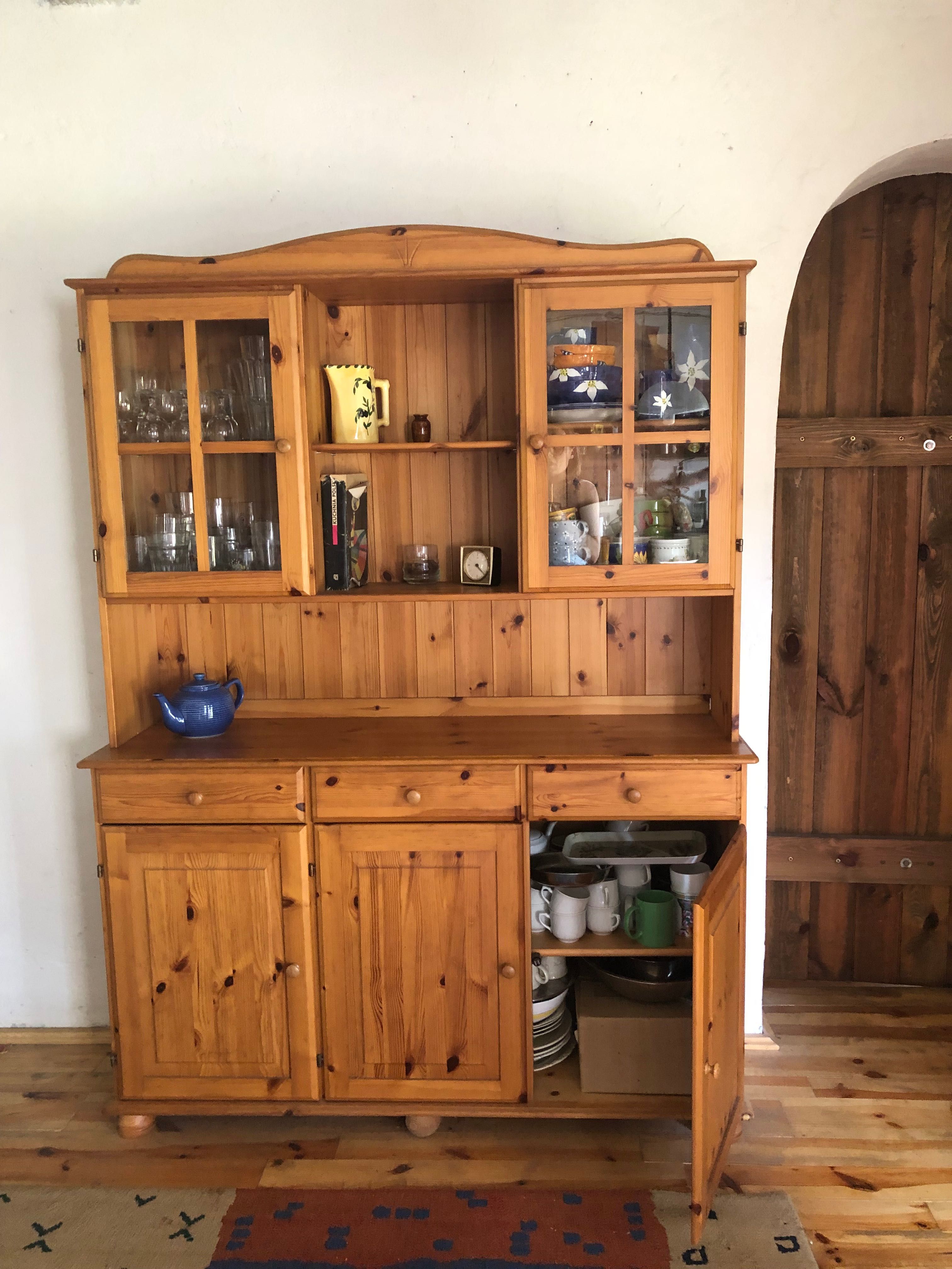 Sosnowy kredens do kuchni – lekki, funkcjonalny