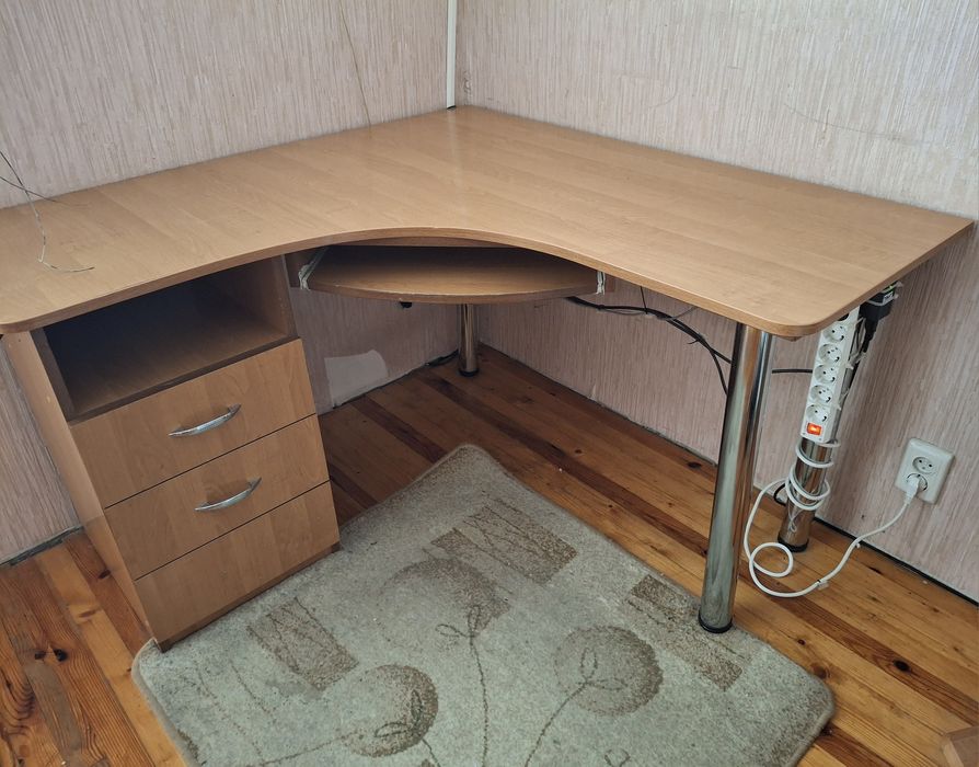 Продам стіл в гарному стані!