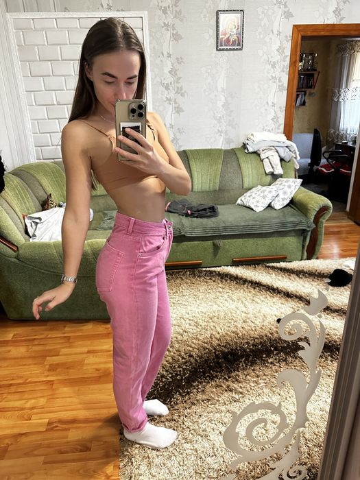 Рожеві джинси моми