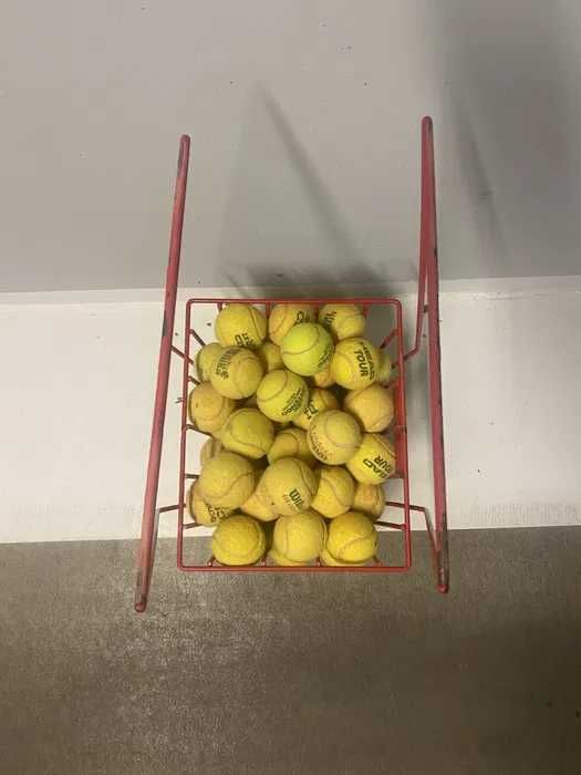 Koszyk tenisowy z piłkami