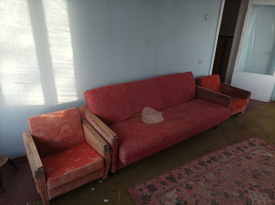 Продам диван-кровать с креслами