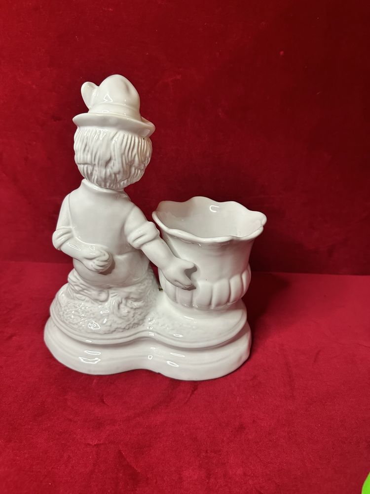 Ceramiczna osłonka z figurą