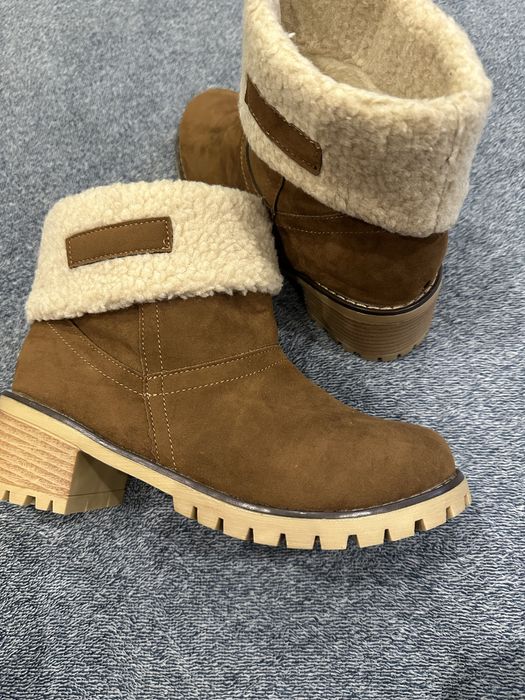 Продаю демісезонні/зимові чоботи коричневого кольору.