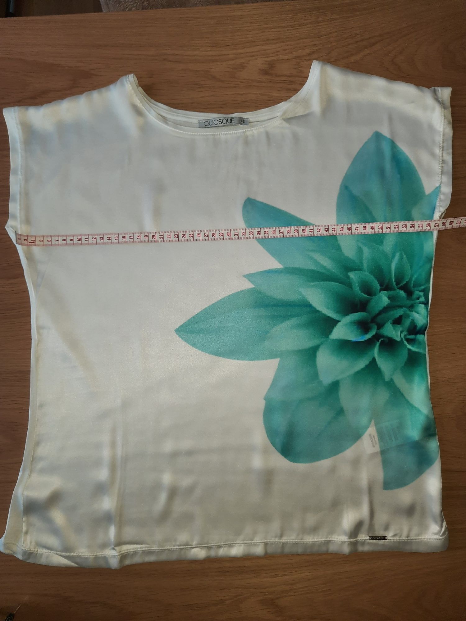 Biała bluzka z zielonym turkusowym kwiatem