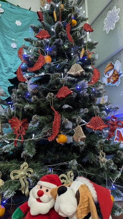 Новорічна ялинка 180 см. Зі снігом та шишками