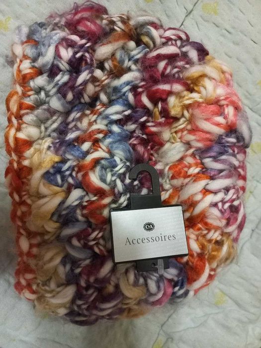 Тепла яскрава шапочка