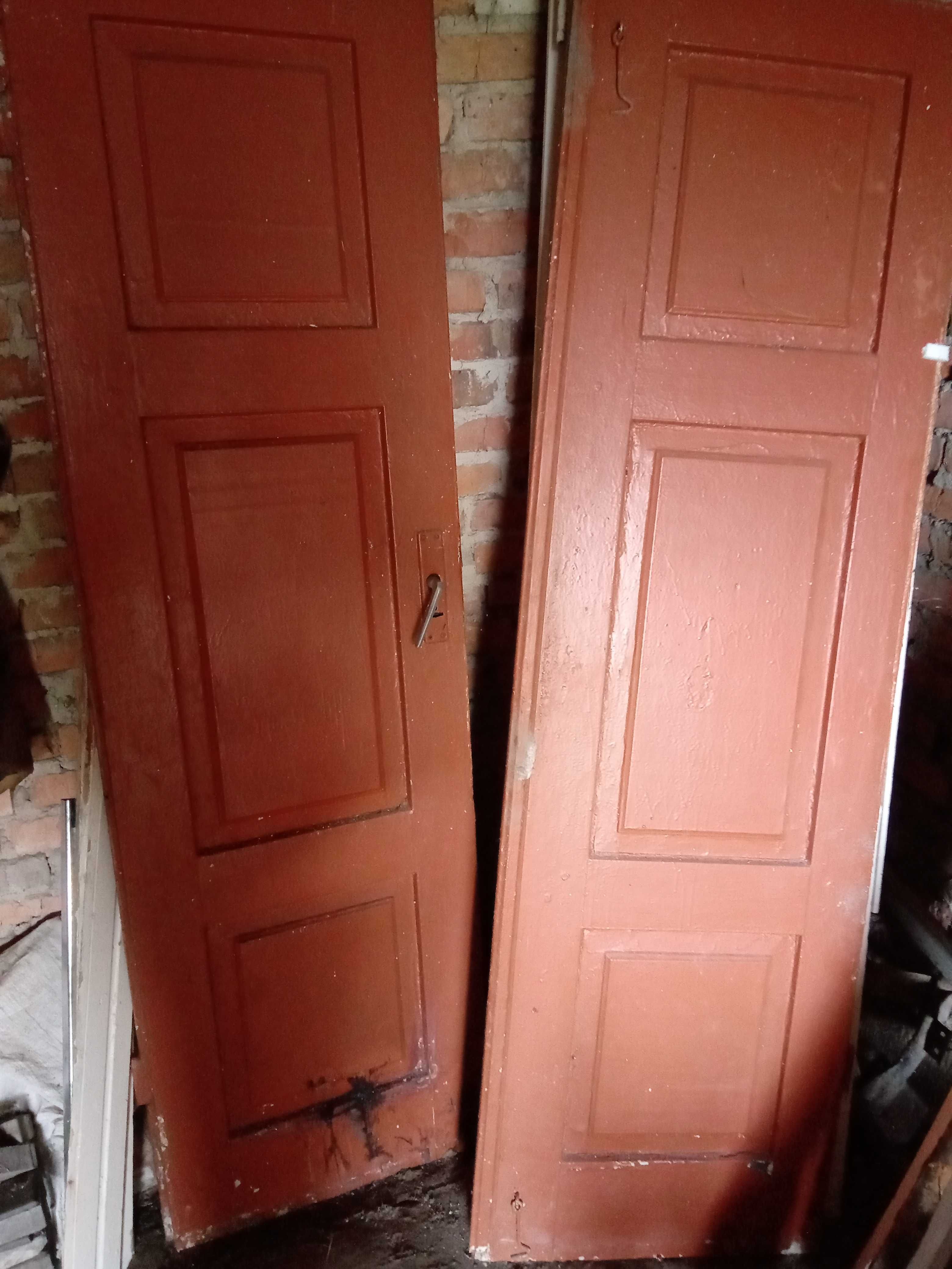 Двері дерев'яні міжкімнатні, міцні, у двох кольорах, б/в