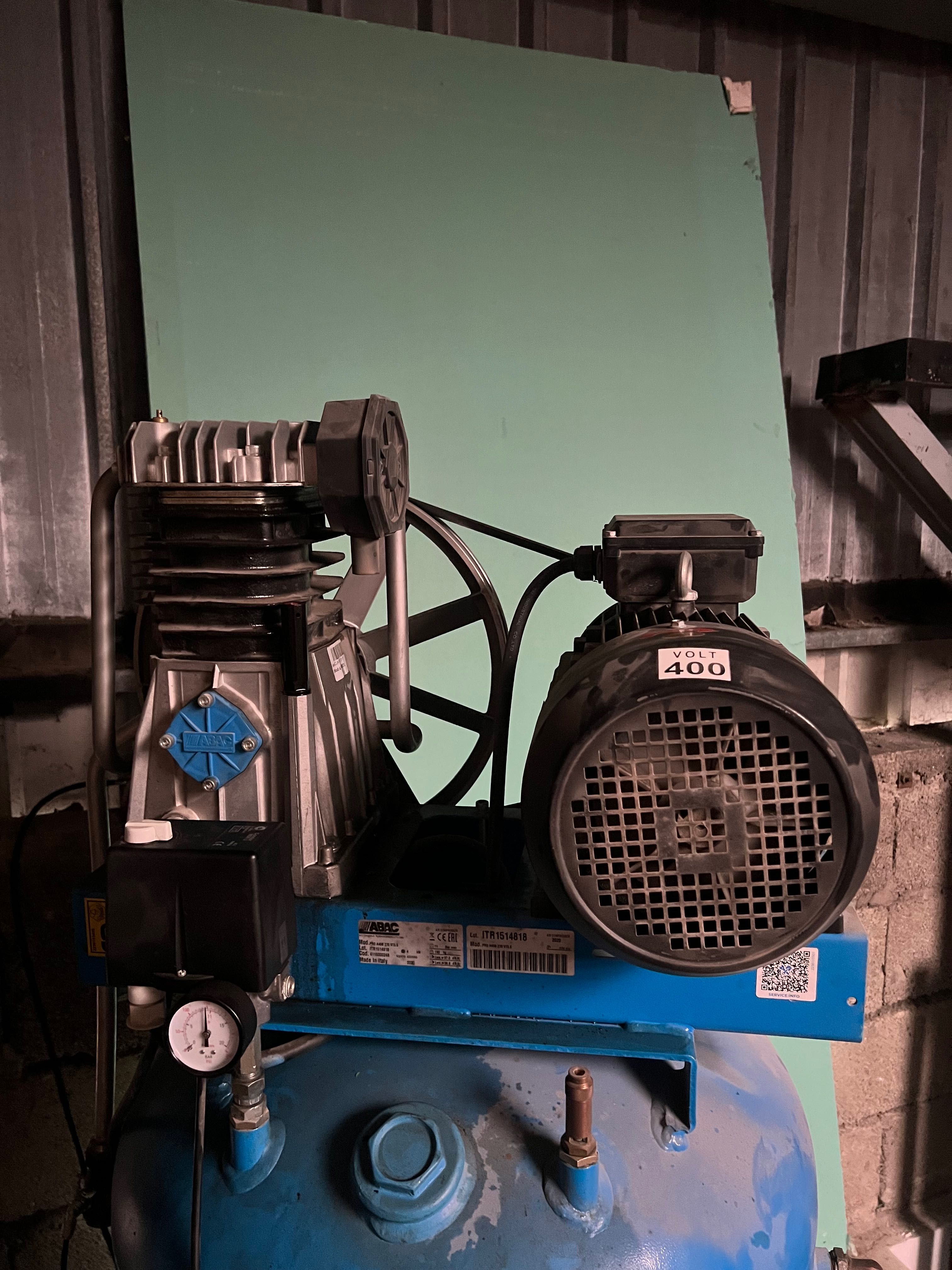 Compressor vertical ABAC 5,5cv 270 litros 11 bar