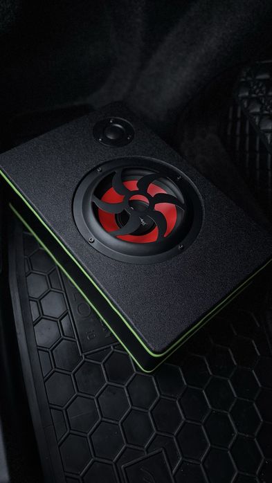 активний сабвуфер в авто