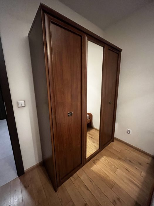 Szafa wolnostojaca z lustrem - trzydrzwiowa w kolorze ciemnego brazu